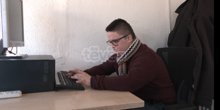 Aldi Hoxha thyen barrierat në punësim