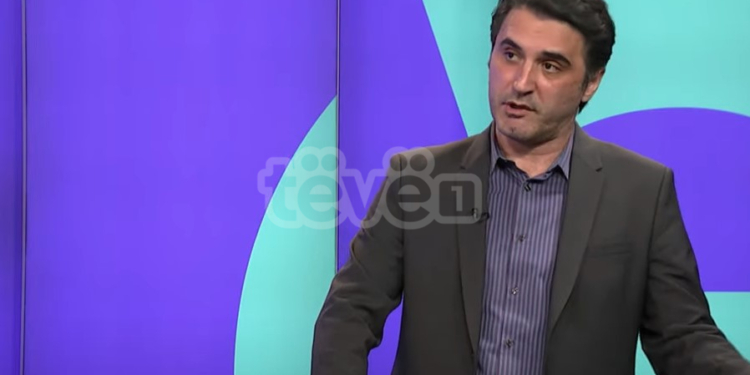 Muhaxhiri: Vuçiqi është një hipokrit, e ka Serbinë në dorë