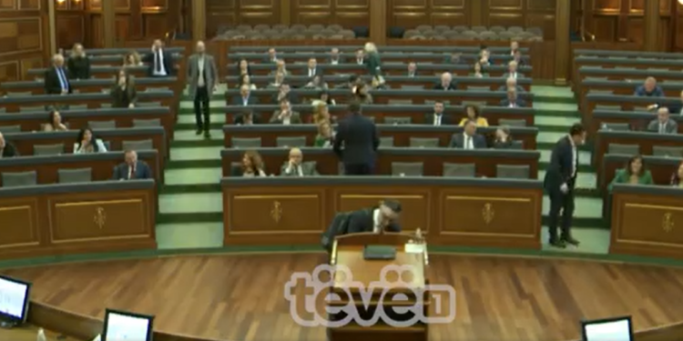 Besnik Tahiri me aksion në Kuvend, Konjufca e pyet se ku është inspiruar