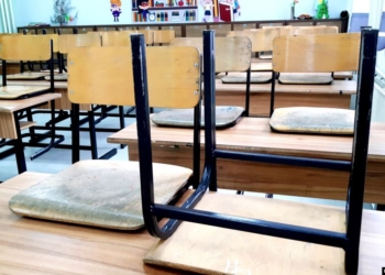 Një e mitur sulmon bashkëmoshataren e saj në korridor të shkollës