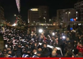 Përplasje mes policisë dhe protestuesve në Tiranë