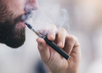 Cigaret elektrike më të rrezikshme se pirja e duhanit në shfaqjen e kancerit të hundës dhe fytit