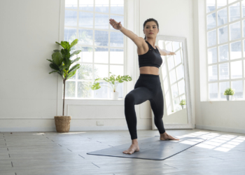 Disa Hapa për ta kthyer shtëpinë tuaj në një studio yoga pa shpenzuar fare