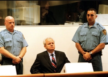 Senatori amerikan publikon fotografinë e Millosheviqit: Edhe një kryetar shteti mund të gjykohet si kasap