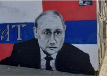 Në Serbi shfaqet një mural më foto të Putinit me flamurin rus e serb dhe fjalën “vëlla