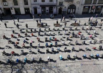 Vendosen 109 karroca të zbrazura për 109 fëmijët e vrarë në Ukrainë