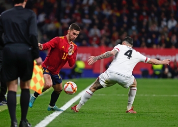 Paraqitje dinjitoze, Shqipëria mposhtet në Spanjë