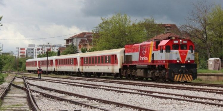 Treni godet veturën në Pejë, një i lënduar