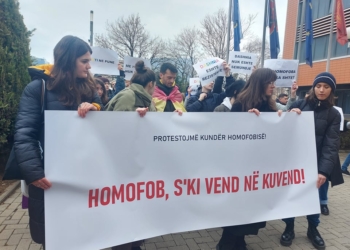 Komuniteti LGBTI proteston para Kuvendit për mosmiratimit e Projektkodit Civil