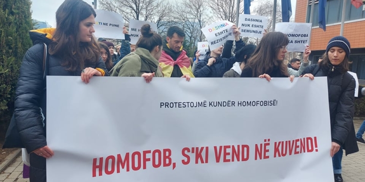 Komuniteti LGBTI proteston para Kuvendit për mosmiratimit e Projektkodit Civil