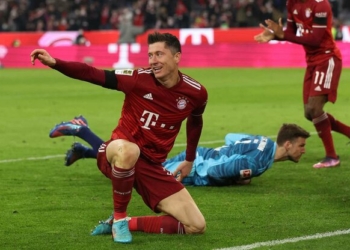Lewandowski shënon dy herë në fitoren e thellë të Bayernit, sulmuesi polak tani ka 31 gola në Bundesligë