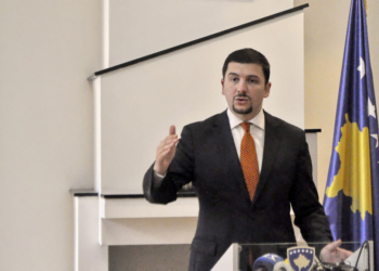 Memli Krasniqi viziton në Hagë Hashim Thaçin dhe Kadri Veselin