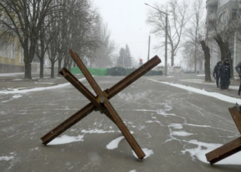 Në qytetin “fantazmë” të Ukrainës një dyqan lulesh qëndron hapur për të ‘rritur disponimin te njerëzit”