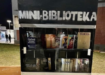 Vendoset një minibibliotekë në sheshin e qytetit të Podujevës