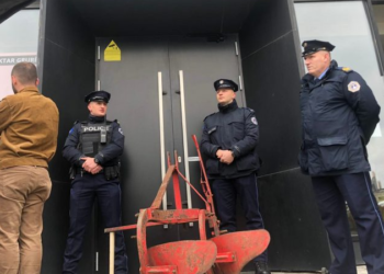 PSD-ja mban aksion para Ministrisë së Bujqësisë, e vendosin një plug në shenjë revolte