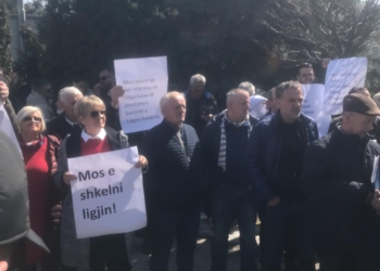Banorë të lagjes “Kalabria” me protestë kundërshtojnë planin zhvillimor të komunës