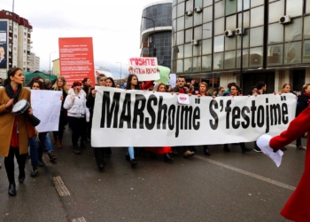 Mbahet marshi protestues “Marshojmë s’festojmë”