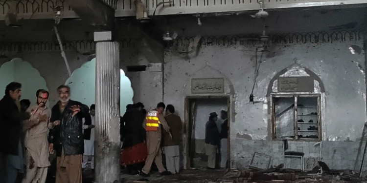 Të paktën 56 të vdekur në sulmin vetëvrasës në një xhami në Pakistan