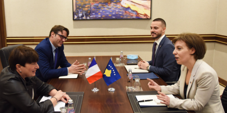 Gërvalla takohet me ambasadoren franceze, diskutojnë për sigurinë në rajon pas gjendjes së krijuar në Ukrainë