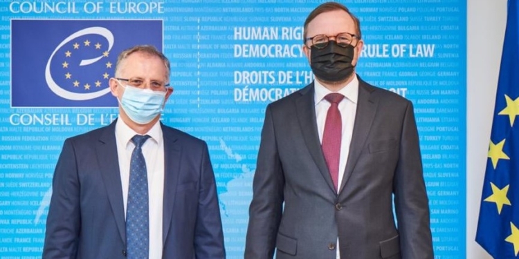 Bislimi takohet me zv.sekretarin e KE-së, diskutojnë për aplikimin e Kosovës në BE