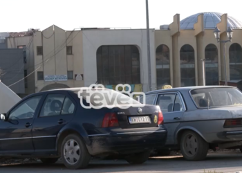 Komuna e Mitrovicës së Veriut dhe Leposaviqit nuk po vendosin stikerët në targa