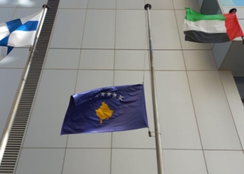 Ambasada e Kosovës në Emirate ul flamurin në gjysmë shtizë në nder të ish-sekretares Albright