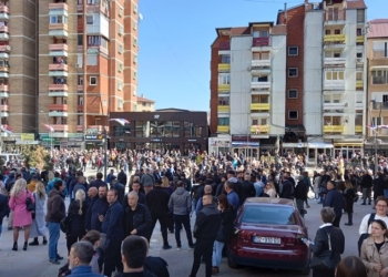 Të paktën 10 autobusë me protestues nga Serbia mbërrijnë në veri të Mitrovicës