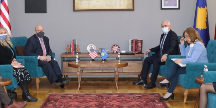 Sveçla takohet me Hovenierin, diskutojnë për synimet dhe prioritetet e MPB-së