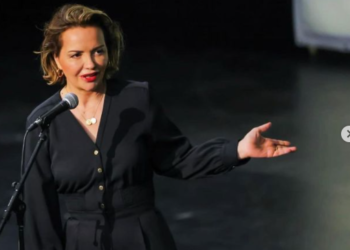 Mamaja e Rita Orës merr pjesë në festivalin “FemFest”, këngëtarja i bën dedikimin prekëS