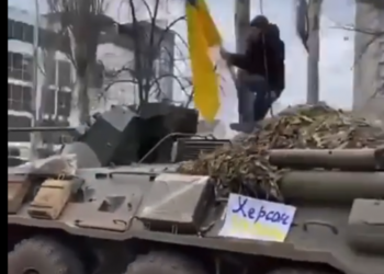 Ukrainasi hip mbi tankun rus, valvit flamurin e Ukrainës