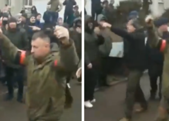 Ushtarët rus me bomba në dorë kërkojnë të negociojnë me ukrainasit