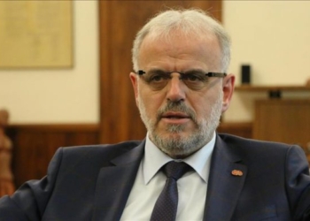 Talat Xhaferi në vizitë zyrtare në Kosovë, takohet me Kurtin dhe Konjufcën