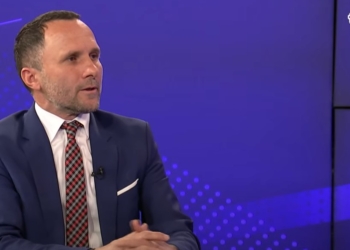 Eksperti i Protokollit ka një këshillë për kryeministrin Kurtin