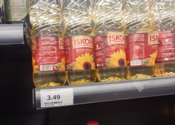 Gjobitet me një mijë euro një market në Skënderaj për shitjen e vajit me çmim prej 3.49 cent