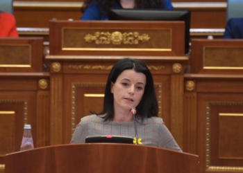 Vasfije Krasniqi i dhuron mbi 1 mijë euro në Fondin për Siguri