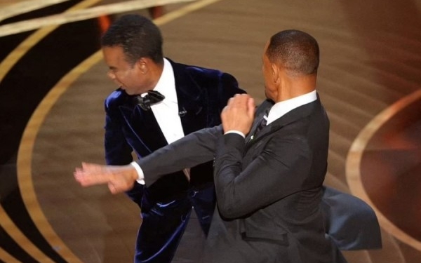 Will Smith godet me shuplakë prezantuesin në mes të skenës së Oscars