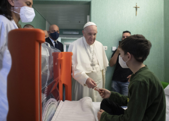 Papa Françesku viziton fëmijët refugjatë ukrainas në spitalin e Romës