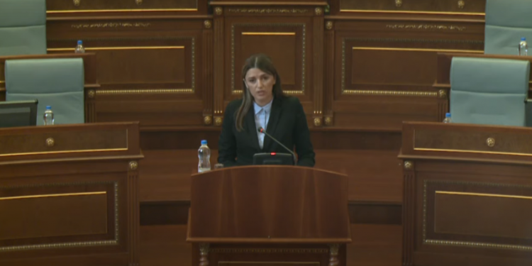 Haxhiu: Të bashkohemi në një ide, që asnjëherë më në këtë Kuvend të mos fyhen deputetet apo gratë e kabinetit qeveritar