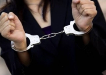 Gruaja hap me forcë dhomën e fjetjes, vjedh një revole me 15 fishekë