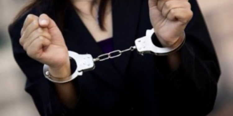 Gruaja hap me forcë dhomën e fjetjes, vjedh një revole me 15 fishekë