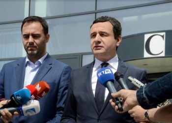 Kurti dhe Konjufca bëjnë homazhe te busti i Madeleine Albright