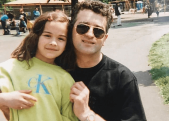 Rita Ora uron babain për ditëlindje me fotografi të fëmijërisë