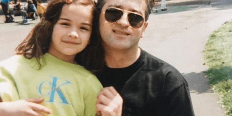 Rita Ora uron babain për ditëlindje me fotografi të fëmijërisë