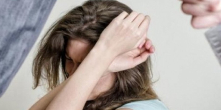 Një grua në Klinë rrihet nga burri dhe kunati i saj