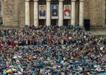 Për viktimat në Ukrainë mijëra polakë shtrihen në tokë për të tërhequr vëmendjen