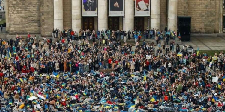 Për viktimat në Ukrainë mijëra polakë shtrihen në tokë për të tërhequr vëmendjen