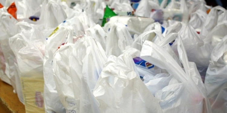 Shqipëria ndalon përdorimin e qeseve plastike