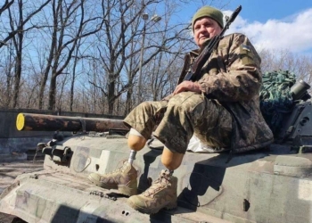 55 vjeçari ukrainas me këmbë të amputuara i bashkohet ushtrisë