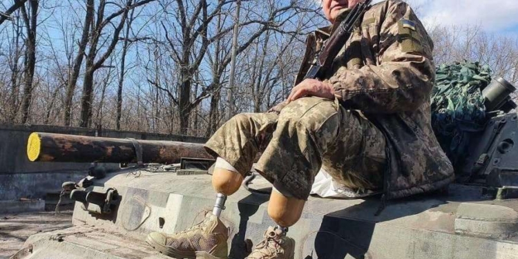 55 vjeçari ukrainas me këmbë të amputuara i bashkohet ushtrisë