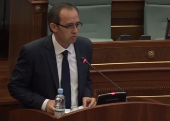 Hoti kërkon rritje të pagës minimale dhe tërheqjen nga trusti